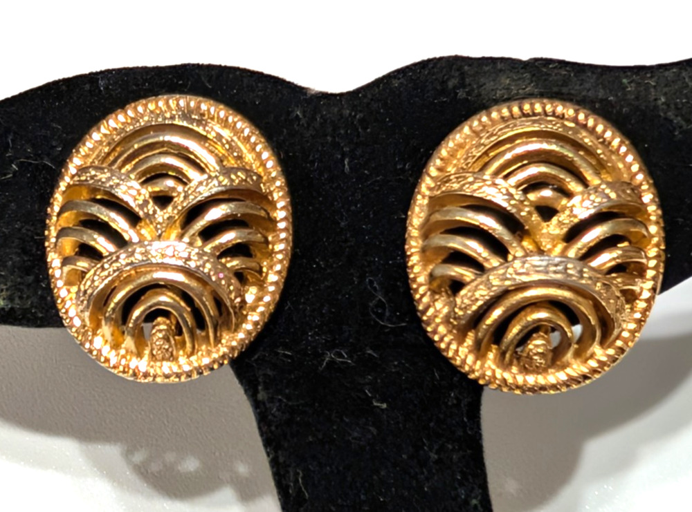 Vintage Coro Clip-on Earrings Ornate Gold-tone 1" Designer Mid-century gcl-1